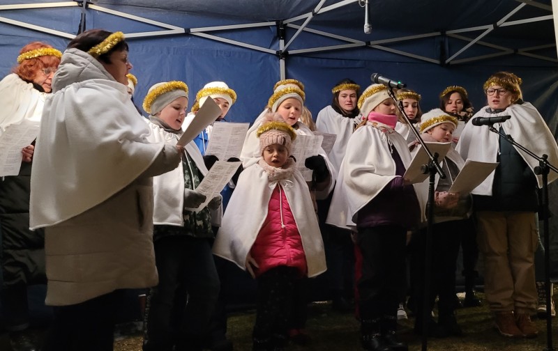 Zpívající sbor andělů. Andělé vyprávějí příběh o narození Ježíška.